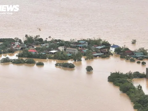 Nước chạm nóc nhà, hàng nghìn hộ dân ở 'rốn lũ' Quảng Bình vẫn bị cô lập