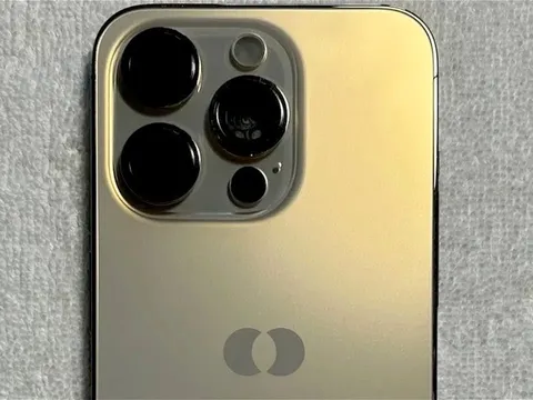 Chiếc iPhone hiếm hoi không có logo Apple
