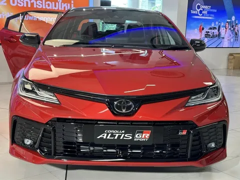 Cận cảnh Toyota Corolla Altis GR Sport 2025