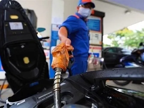 Giá xăng tăng, giá dầu giảm mạnh từ chiều nay