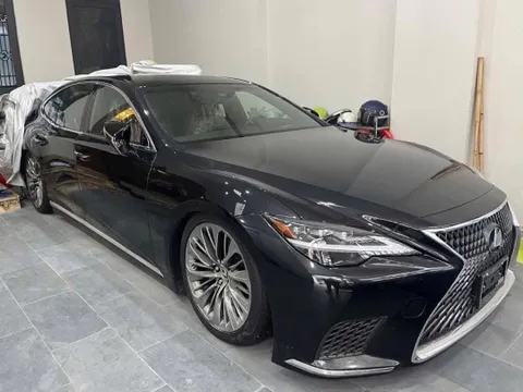 Lexus LS 500 để không hai năm bán lại hơn 5 tỷ, dù vô-lăng có vết mốc nhưng người bán khẳng định: 'Xe mới 100%, gần như chưa sử dụng'