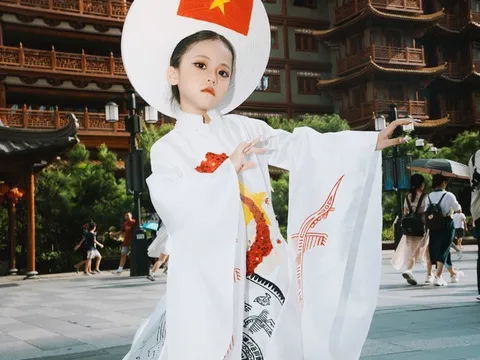Mẫu nhí 6 tuổi ấn tượng với áo dài mang hình ảnh bản đồ và Quốc kỳ Việt Nam