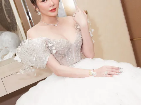 Lỹ Nhã Kỳ diễn mẫu váy cưới do Lan Khuê thiết kế, tín hiệu vũ trụ mong lấy chồng ở tuổi 41