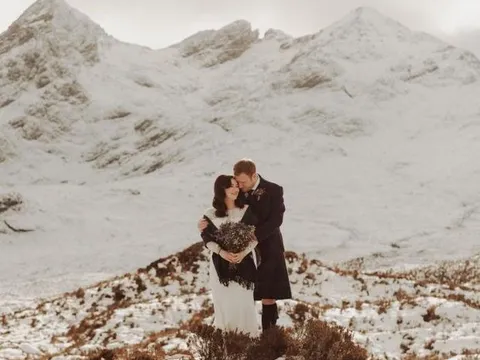 Nữ y tá lên núi tuyết tổ chức đám cưới: 3 khách mời đến dự