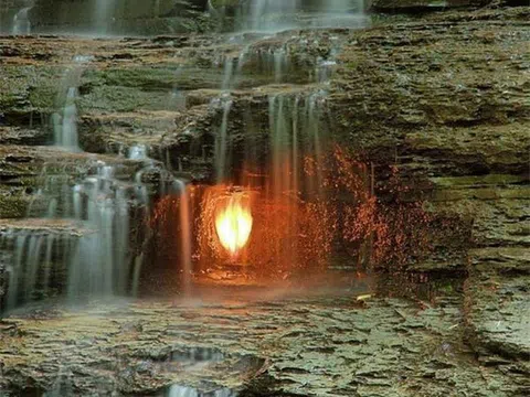 Vẫn chưa có lời giải về ngọn lửa 'không bao giờ tắt' bên trong thác nước