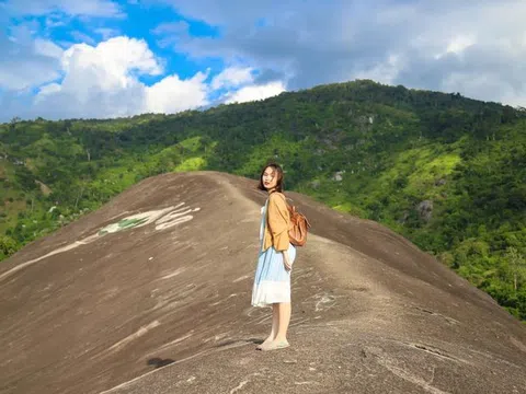 Tảng đá nguyên khối lớn nhất Việt Nam hút khách check-in ở Đắk Lắk
