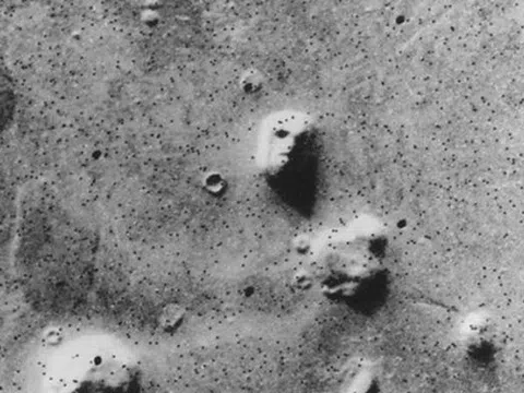 Loạt hình ảnh kinh dị nhất chụp trên sao Hỏa chấn động cả thế giới