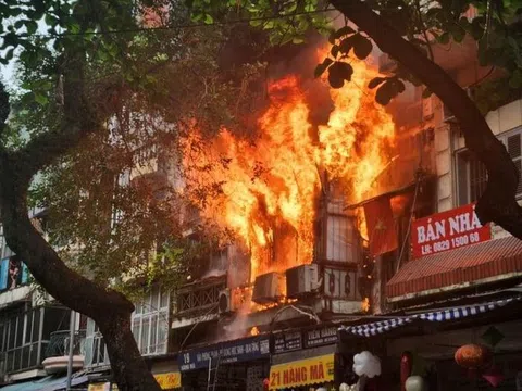 Nóng: Ngôi nhà trên phố cổ Hà Nội bốc cháy ngùn ngụt