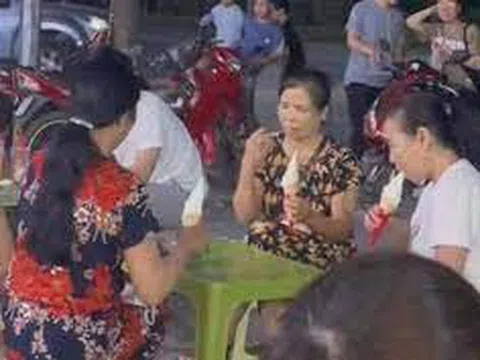 Dân mạng lan truyền hình ảnh nhóm 'bà ngoại' ăn kem, ước ao: 'Về già chỉ mong chị em có nhau'