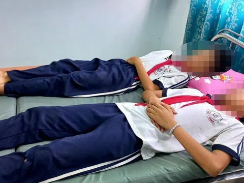 8 học sinh tiểu học ở Bình Phước nghi ngộ độc sau khi ăn kẹo mua trước cổng trường