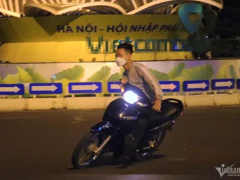'Quái xế' tụ tập đánh võng, bốc đầu xe trước Nhà hát Lớn Hà Nội