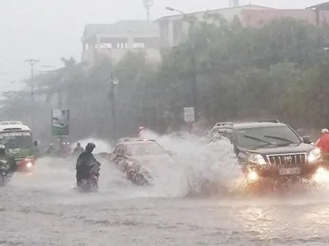 Hà Nội mưa lớn ngày 29/4: Những người nán lại để 'hôm nay về cho đỡ kẹt xe' chỉ biết khóc ròng