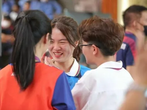 Nữ trọng tài xinh đẹp bật khóc, ôm VĐV Việt Nam ăn mừng HCV SEA Games