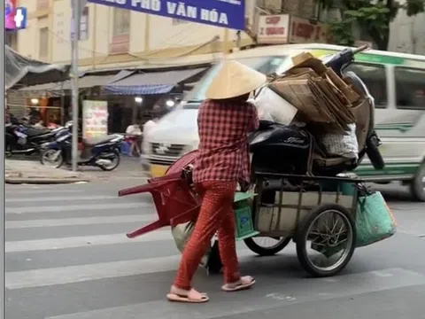 Dân mạng trố mắt ngạc nhiên khi thấy người phụ nữ bán ve chai 'cân' luôn chiếc xe máy