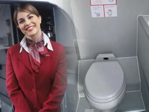Cựu tiếp viên kể bí mật động trời về toilet trên máy bay, tiết lộ thời điểm không thích hợp nhất để dùng nhà vệ sinh