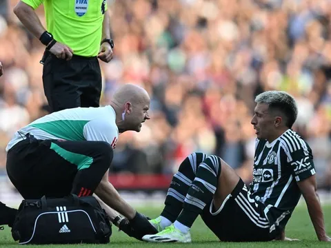 MU lo sốt vó về Martinez, Ten Hag nguy cơ phải dùng Maguire và Lindelof