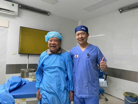 Bác sĩ Trần Thế Hưng và hành trình 'đưa ánh sáng trở về' suốt ba thập kỷ