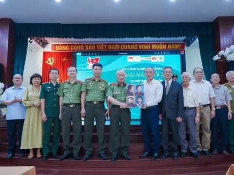 Trao tặng di ảnh Anh hùng liệt sĩ và giới thiệu bút ký lịch sử “Ngôi nhà xưa yêu dấu”