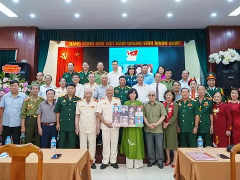 Trao tặng di ảnh các Anh hùng liệt sĩ của Lực lượng Công an nhân dân cho các Bảo tàng