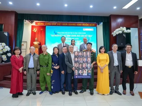 Trao tặng Bộ sưu tập di ảnh chân dung “Đại đoàn kết” và “Vinh quang Nhà giáo Việt Nam”