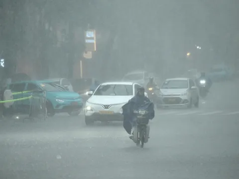 Hà Nội sáng nay sấm chớp đì đùng, người dân vất vả di chuyển dưới cơn mưa như trút