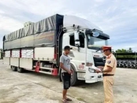 CSGT TP Huế phát hiện xe tải chở gần 30 tấn đường không rõ nguồn gốc