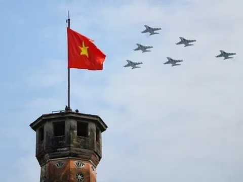 Biên đội bay biểu diễn trên các biểu tượng của Hà Nội