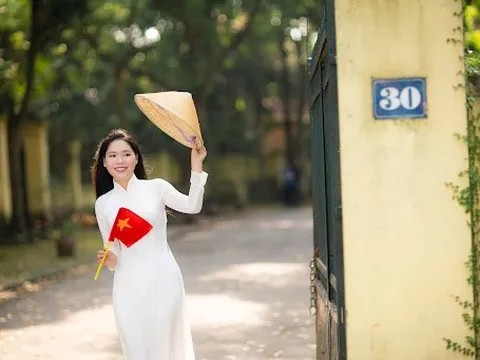 “Giảng viên gen Z” lan tỏa niềm tự hào dân tộc qua tà áo dài truyền thống