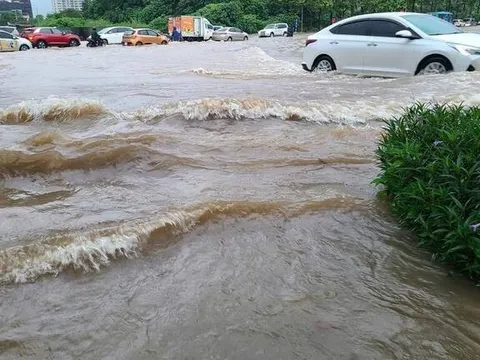 Hà Nội mưa cả đêm, khắp nơi ngập sâu, giao thông tắc cứng