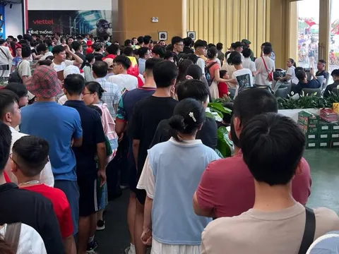 Cảnh tượng mới nhất tại Trung tâm triển lãm quốc gia: Người đông kín lối, xếp hàng dài chờ thử các trải nghiệm