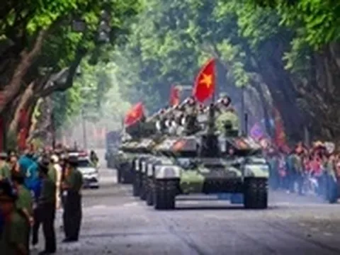 Lần đầu đội hình khí tài hiện đại diễu binh trên biển, trên bộ