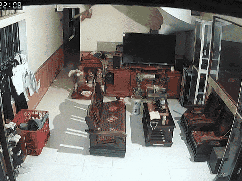 Cận cảnh lốc xoáy quét qua nhà dân ở Hưng Yên
