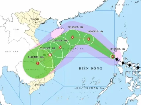 Bão Fengshen giật cấp 11 đi vào Biển Đông, còn tiếp tục mạnh thêm
