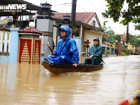 Nước sông dâng vượt xa báo động 3, TP Huế tiếp tục chìm trong biển nước