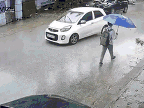 Xe đạp và ô tô xảy ra va chạm, dân tình tranh luận lỗi thuộc về ai?