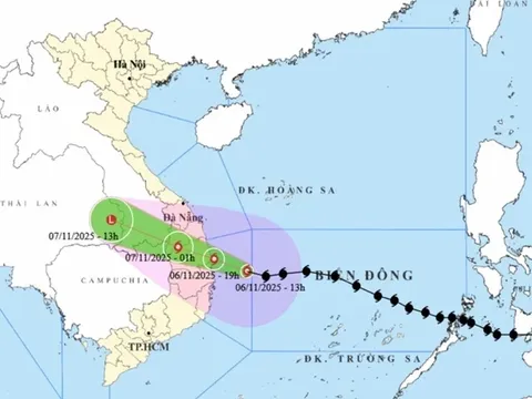 Bão Kalmaegi cường độ rất mạnh, gió giật cấp 15 trước khi đổ bộ