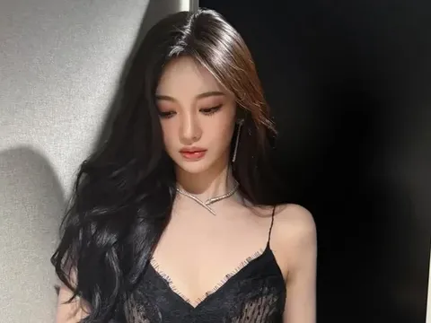 Nữ ca sĩ 2k2 gây 'sốt' với ảnh mặc nội y phô trọn thân hình nóng bỏng