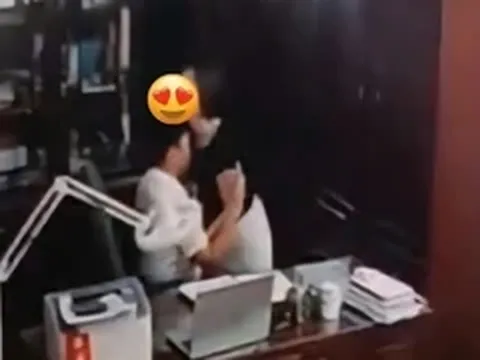 Chủ tịch Hội đồng trường 'thân mật' với nhiều phụ nữ bị buộc thôi việc