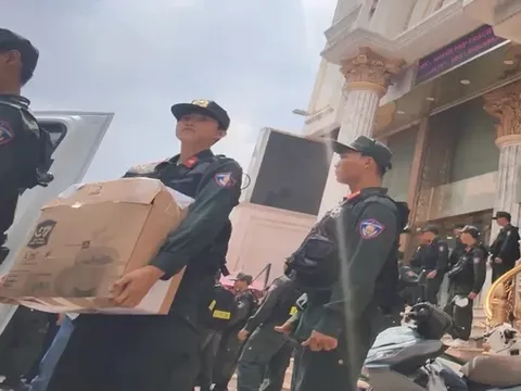 Cảnh sát thu giữ nhiều thùng tài liệu sau khi khám xét hệ thống thẩm mỹ viện Mailisa