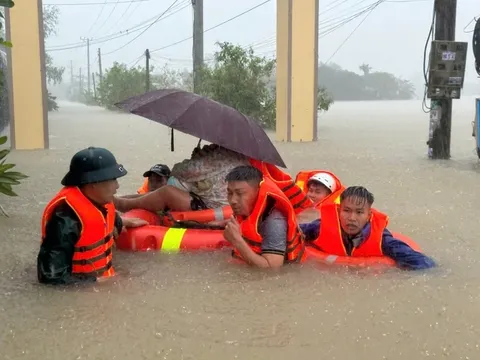 Giữa mưa dữ dội, người dân Đắk Lắk bám mái nhà chờ cứu hộ