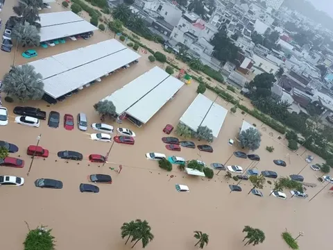 Nha Trang, Khánh Hoà: Nhiều nơi kêu cứu, ô tô tiền tỷ 'chìm trong biển nước'
