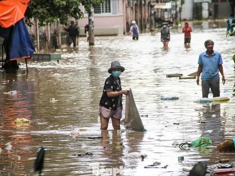 Mưa lũ làm 85 người chết & mất tích, người dân cần thuốc men, hoá chất