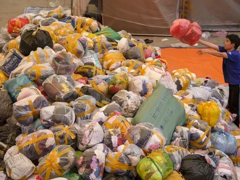 Những 'núi' hàng hóa ở TP.HCM chờ chuyển đi ủng hộ miền Trung