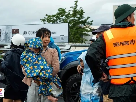 Người vùng lũ: 'Khẩn thiết cần thuốc men, chăn ấm'