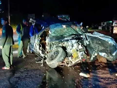 Ôtô con bị vò nát sau va chạm với xe khách, hai người tử vong