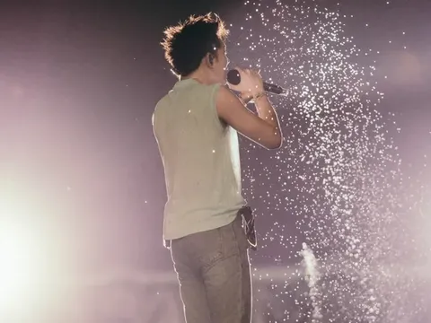 Nam ca sĩ Việt bị phát hiện hẹn hò tại trời Tây, người hâm mộ thất vọng tuyên bố quay lưng