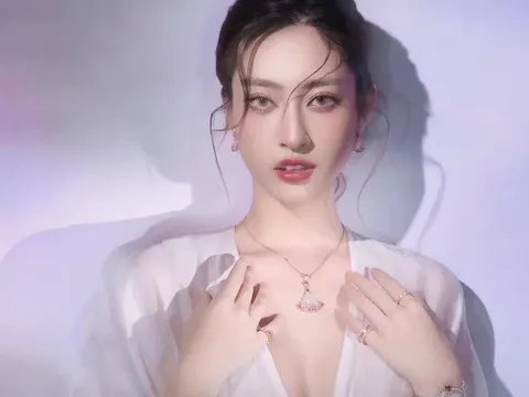 Bị góp ý chuyện diện váy xuyên thấu, Lương Thùy Linh lên tiếng thanh minh