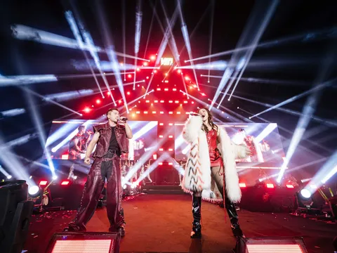 Dân văn phòng đổ tiền, đổ công biến tiệc tất niên thành concert