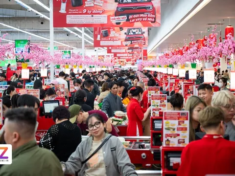 Người Hà Nội đổ về siêu thị sắm Tết, hóa đơn dài cả mét