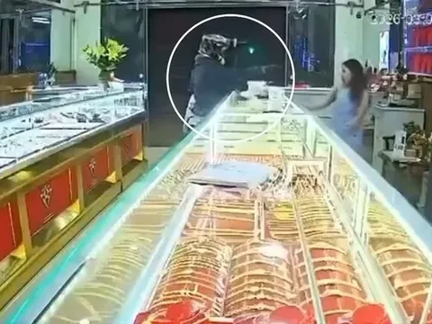 Thanh niên bịt mặt xông vào tiệm vàng với biểu hiện bất thường